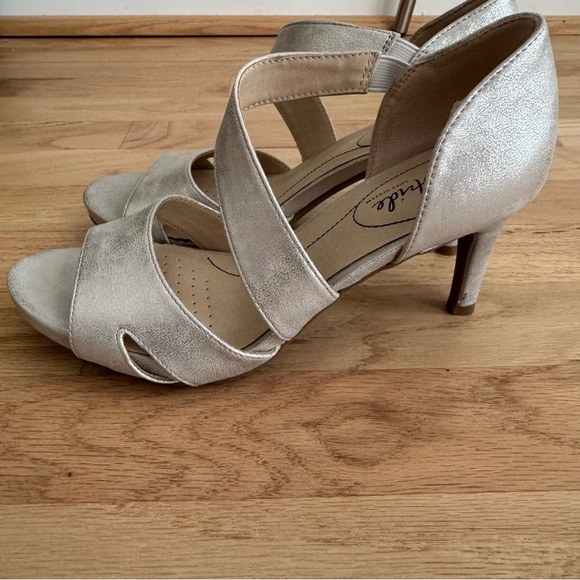 Life Stride Silver Metallic Heels with Peep-Toe Design Size 6.5 - Picture 7 of 7